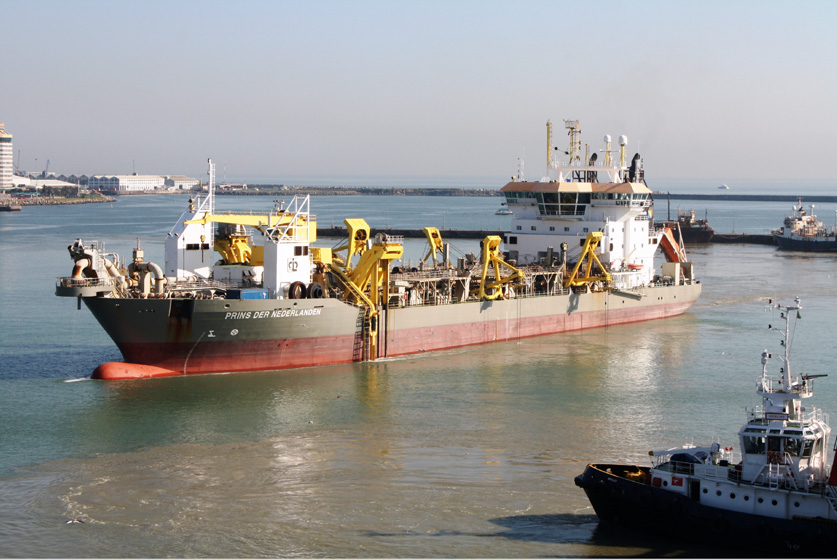 cape_town_harbour_2009_dredger